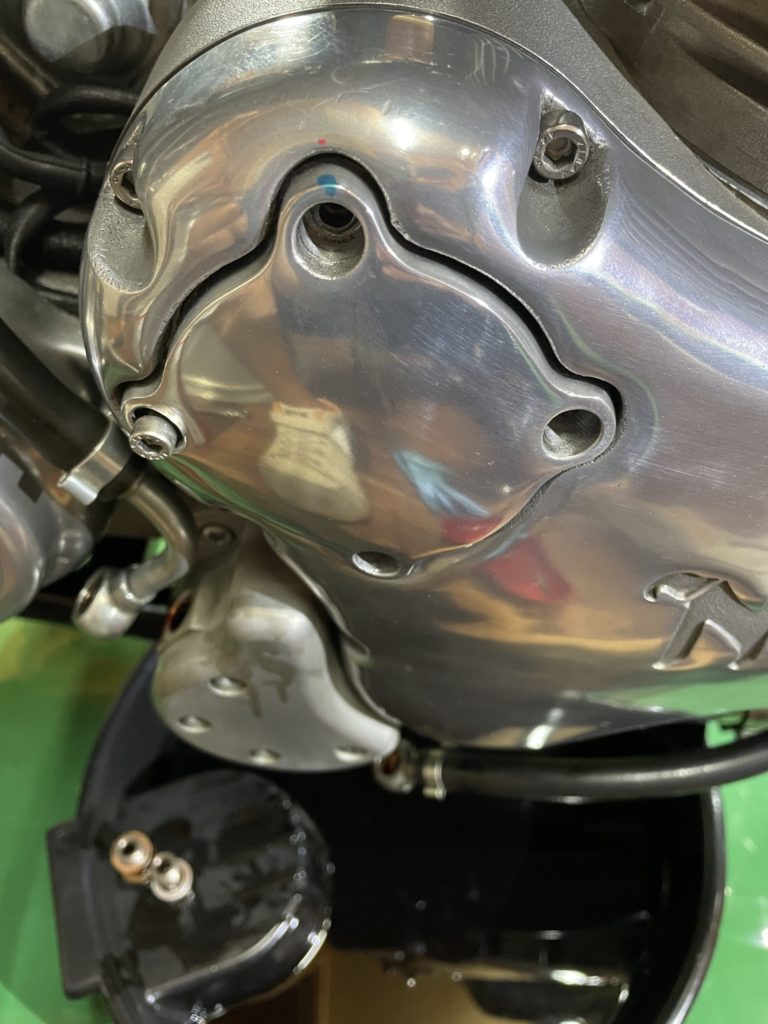 Norton Commando961のオイルフィルターカバーボルトの取り外しと上部にマーキングした画像
