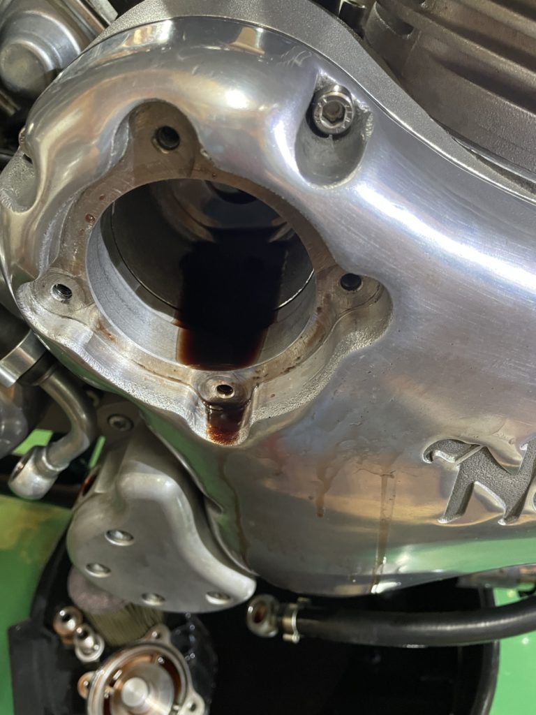 Norton Commando961のオイルフィルター抜去後の画像。オイルが下部に残った状態