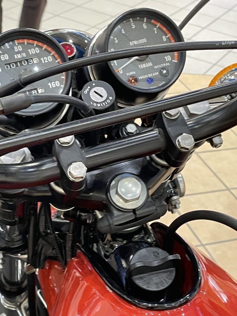 YAMAHA XT500 のメーターまわりとオイル注入口をアップで撮影した写真。Norton Commando 961同様に燃料タンク前方にオイル注入口があるのが解る。