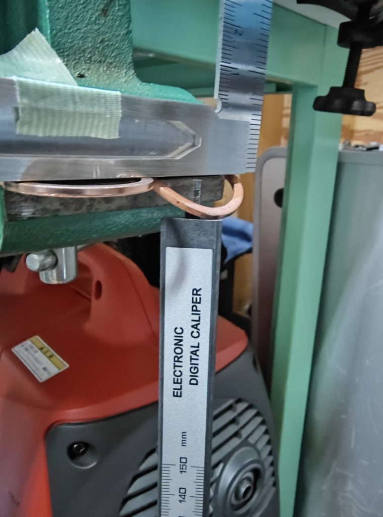 ④４ｋｇぶら下げ時のたわみ量が確認できる画像と計測中の様子