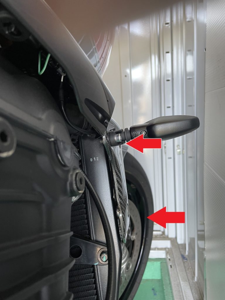 Triumph Speed Triple 1200RR の右ウインカーとラジエター周り。ウインカーがラジエターカバーに取付けられカバーは本体に直接ボルト固定されている様子が分かる写真。