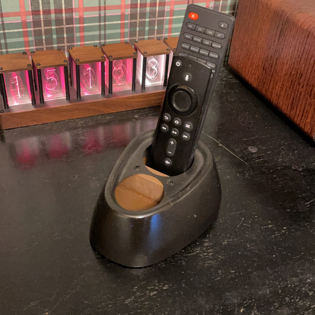 研磨・再塗装したバイクのエンドキャップ。リモコンスタンド化した状態。