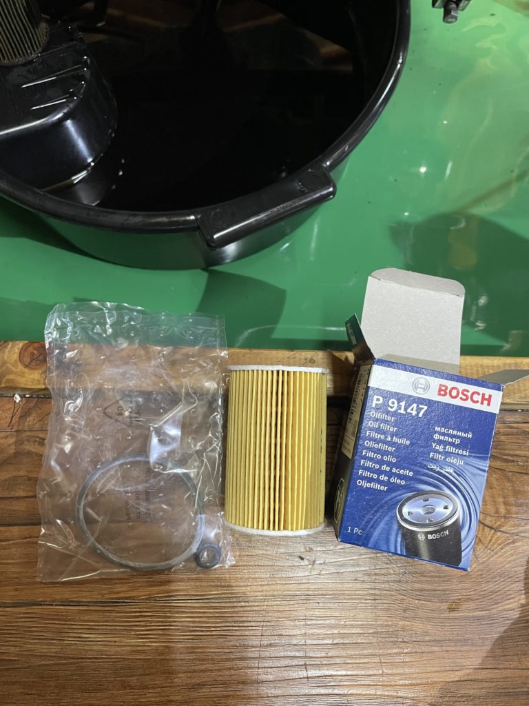 オイルフィルターの外箱から型番確認とフィルター本体、付属品の画像