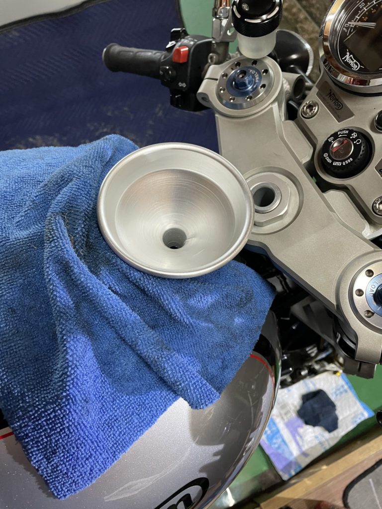 タンク前の注入口よりジョーゴで注入開始