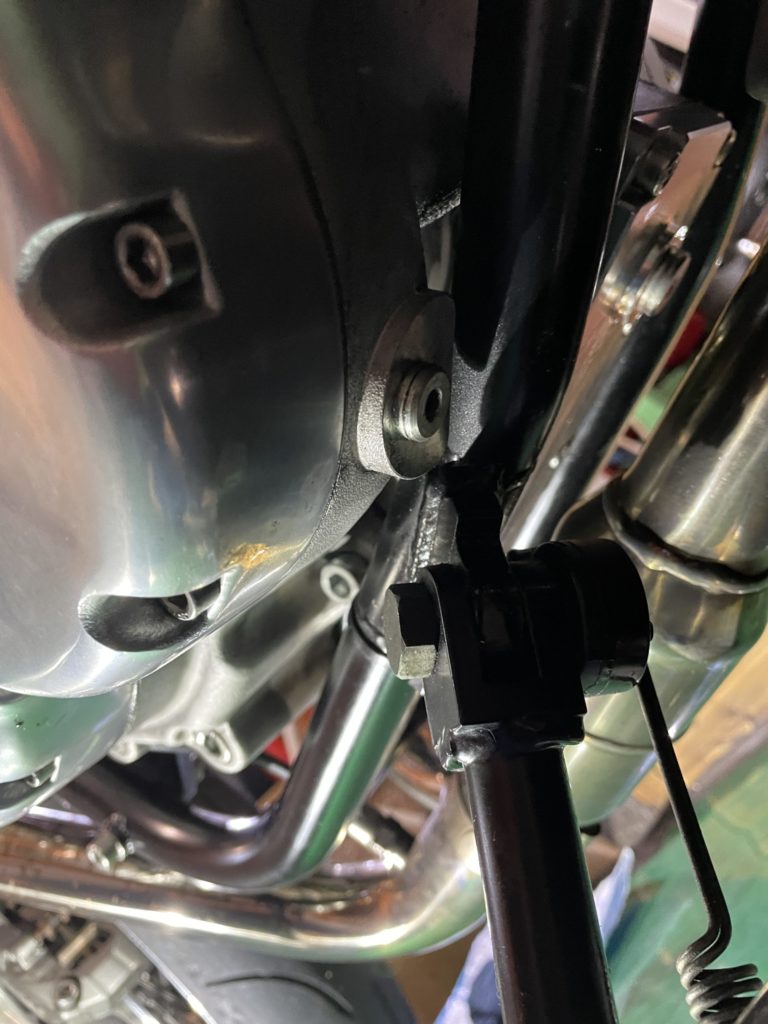 ギアオイルのドレインプラグ位置と装着状態の画像