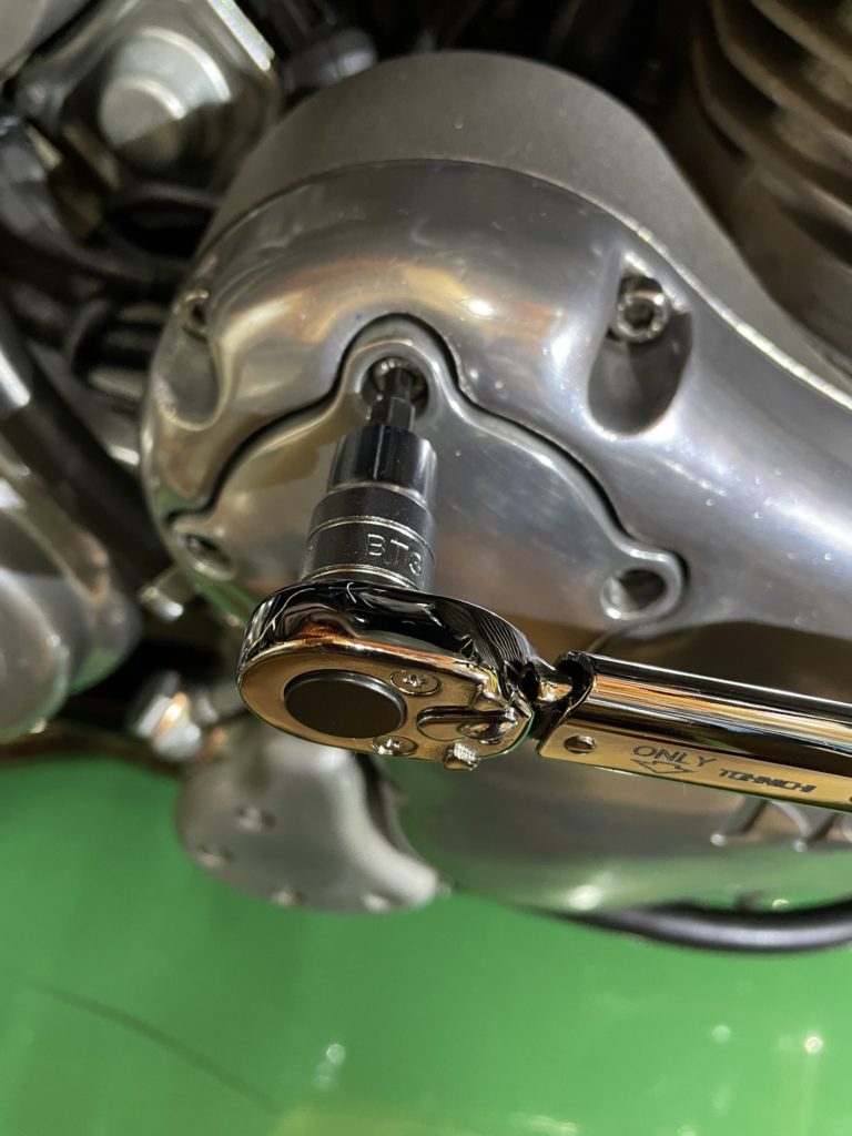 トルクレンチを使用して規定トルク値で締め付ける