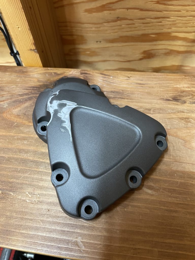 Speed Triple 1200RRの右クランクカバー表面。擦り傷が残った状態。