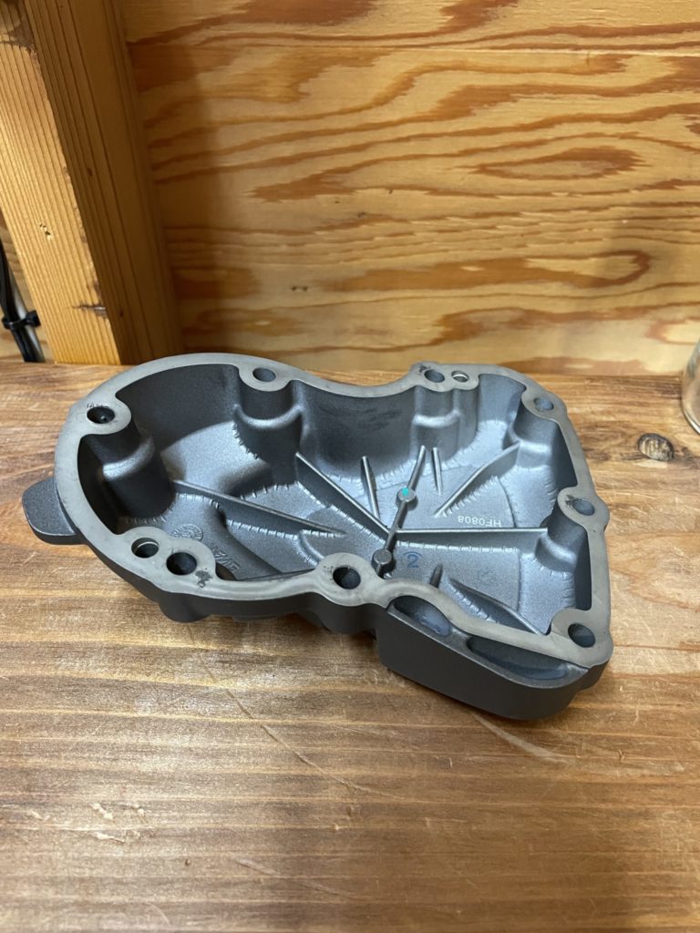 Speed Triple 1200RRのクランクカバー裏側の構造。