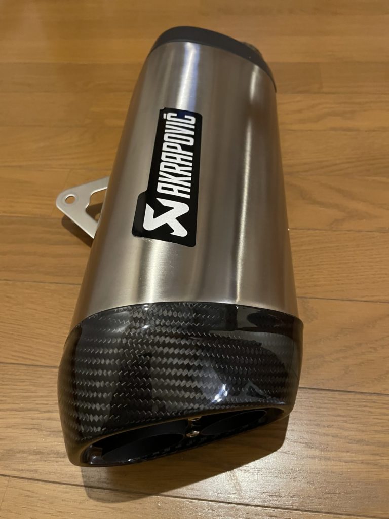 カーボンエンドキャップを装着しリメイクされたバイク用マフラー。