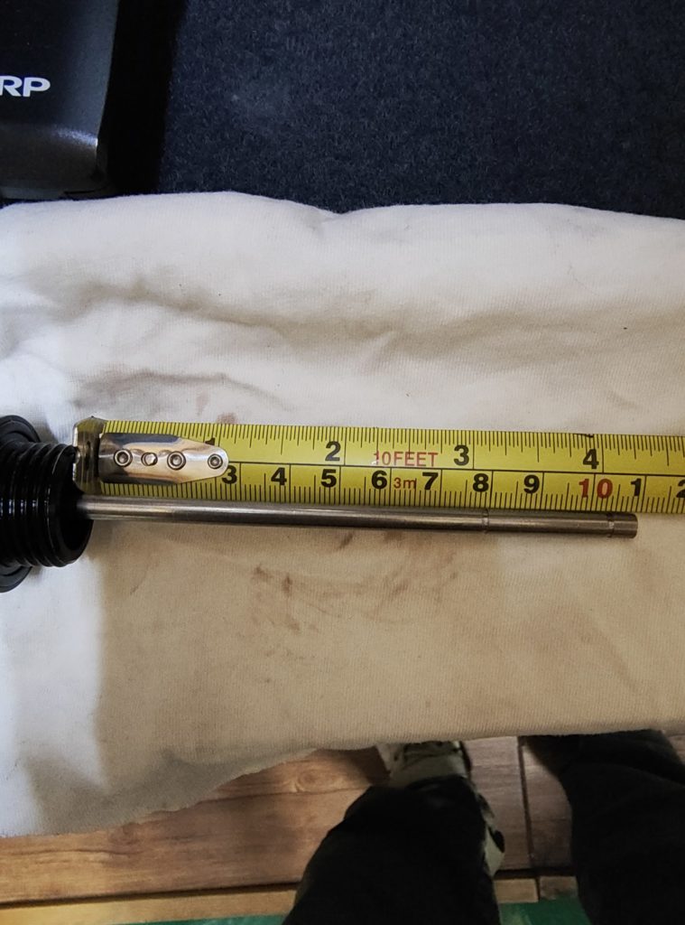 オイルレベルゲージで注入量を確認する画像