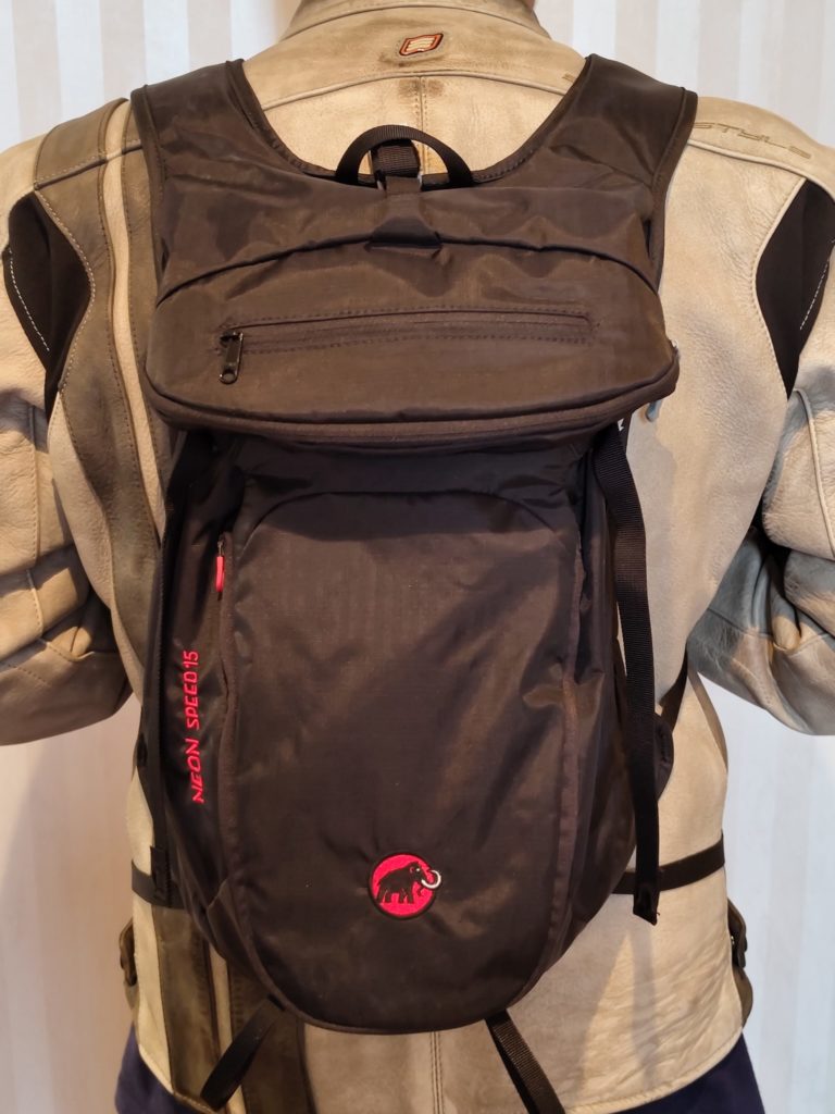 バイクツーリング用15Lバックパック マムート軽量デイバッグ コーヒーツーリング対応