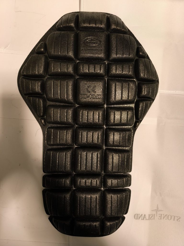 クシタニ K-4363 バックプロテクター 外観