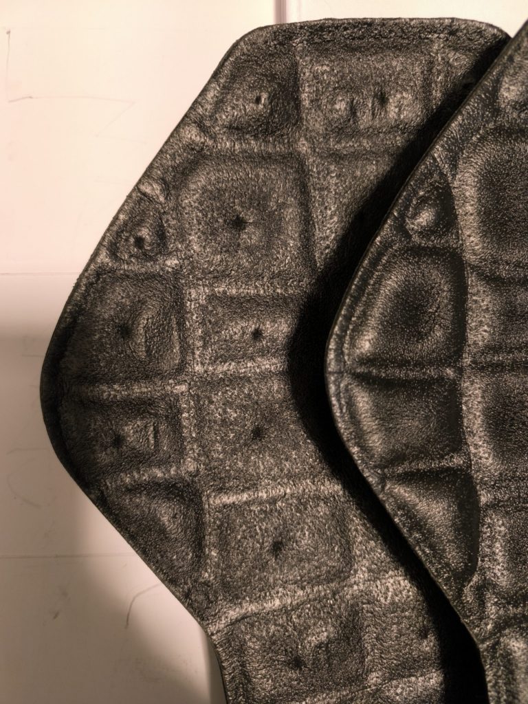 クシタニ CEプロテクター 背面構造 比較