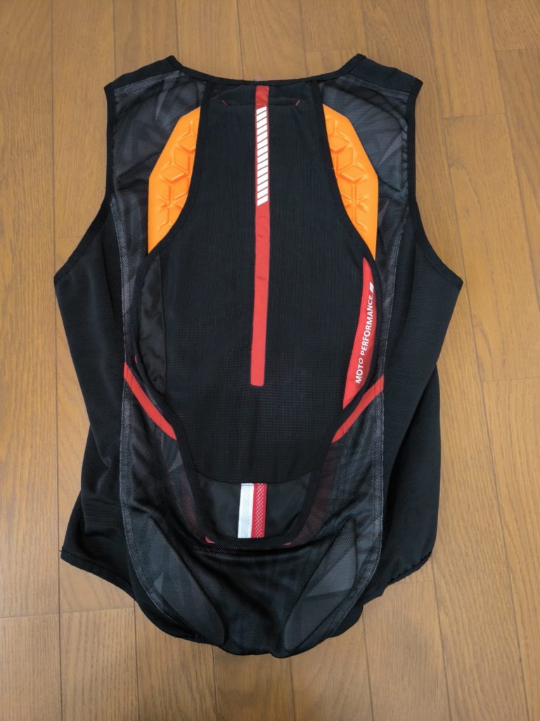 HYODプロテクターをKUSHITANIベストに装着（問題なく収納可能）