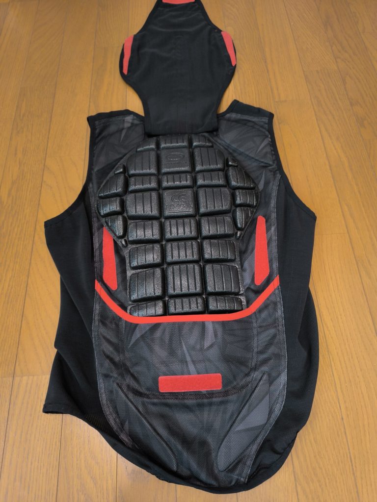 クシタニ プロテクトベスト バックプロテクター収納状態