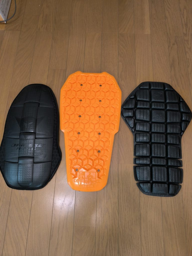 バックプロテクター3種のサイズ比較（左：ダイネーゼ / 中：HYOD / 右：クシタニ）
