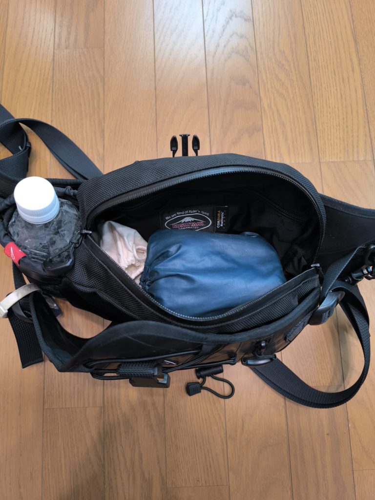 KUSHITANIヒップバッグ5.2L収納例 バイクツーリング用ウエストバッグの内部構造と収納スペース