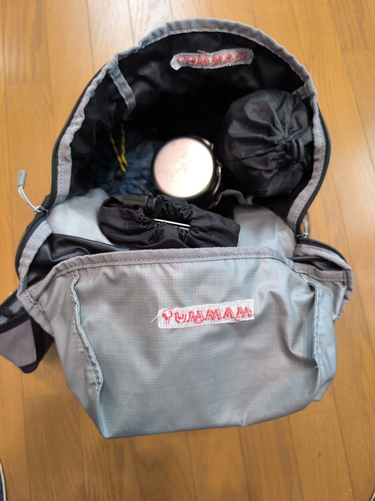 15Lデイバッグ収納例 バイクツーリング用バックパックの内部構造 コーヒーツーリング装備