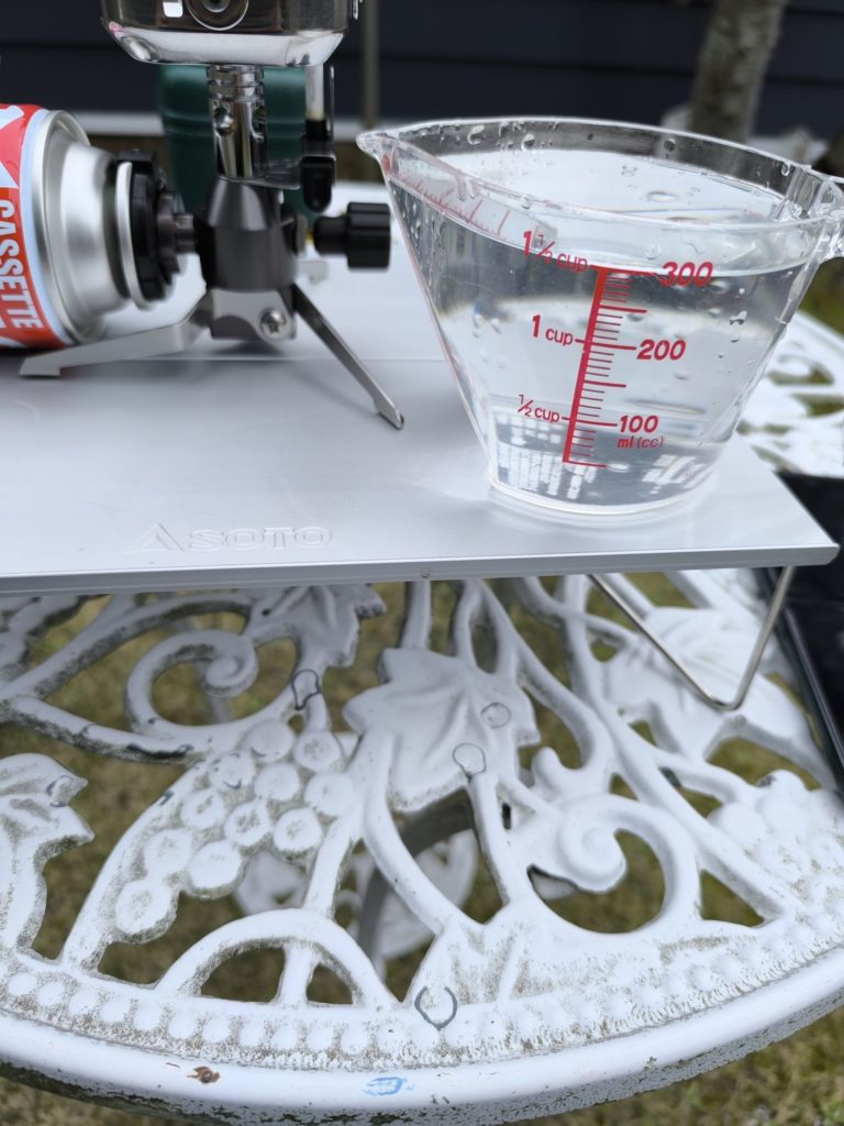 軽量カップで水量500ccを計測 バーナー燃焼試験準備