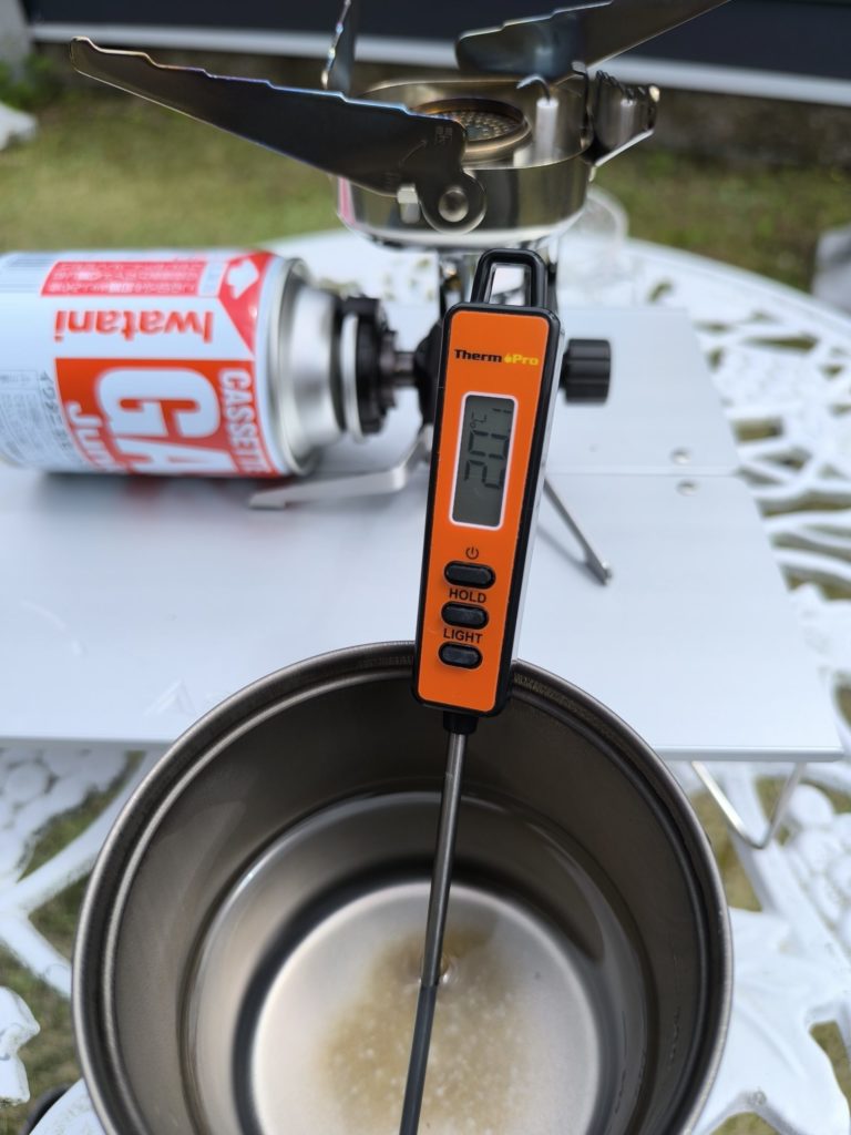 イワタニジュニアコンパクトバーナーで開始時水温を測定 燃焼試験