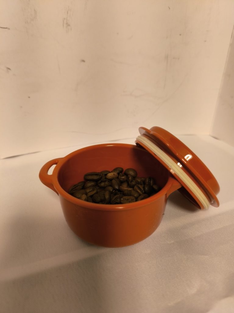 プラスチック容器にコーヒー豆を収納 軽量ツーリング用