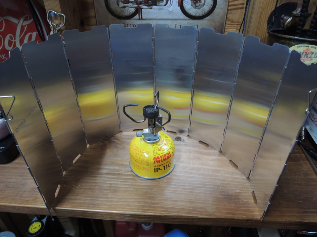 ガスストーブをを囲ったウインドスクリーンの画像