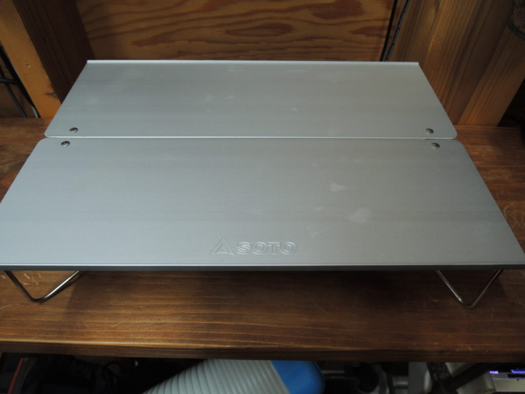 アウトドアで重宝する折り畳み式テーブル画像