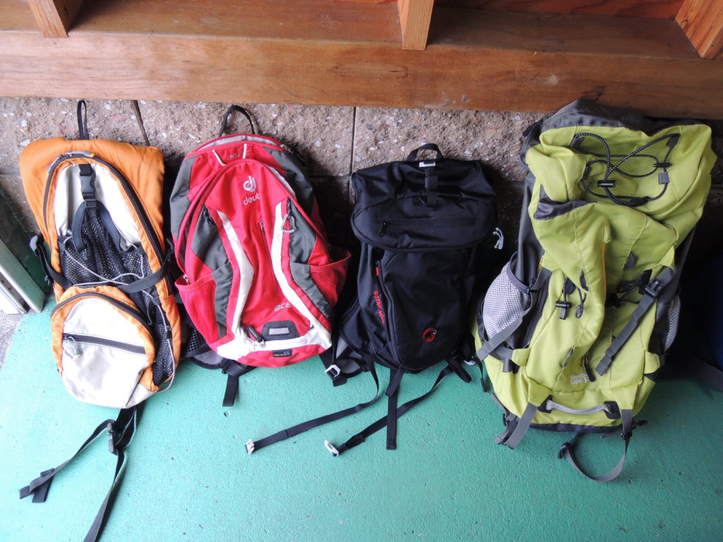 ツーリング等で重宝するバックパックの横並び写真